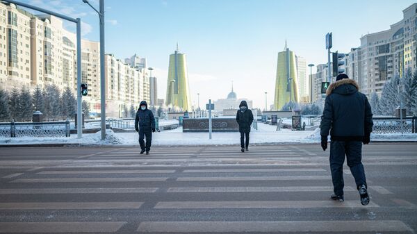 Люди в масках переходят дорогу зимой в Нур-Султане  - Sputnik Казахстан