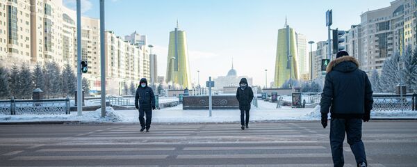 Люди в масках переходят дорогу зимой в Нур-Султане  - Sputnik Казахстан