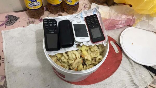 Четыре телефона пытались спрятать в блюде с макаронам в СИЗО Атырау - Sputnik Казахстан
