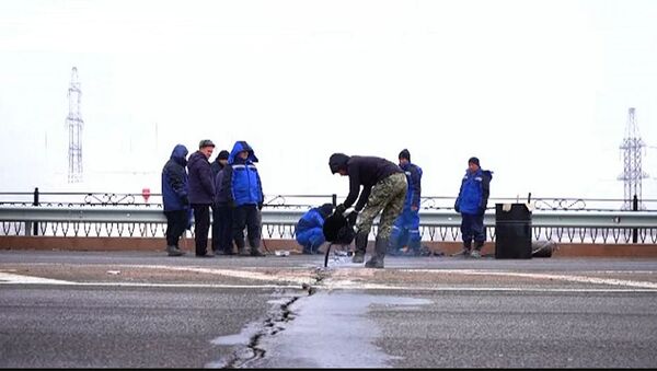 Трещину на мосту заливают битумом в Таразе - Sputnik Казахстан