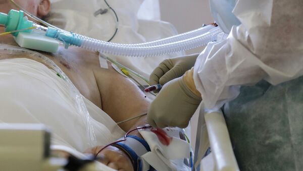 Врач берет кровь для анализа у пациента в палате интенсивной терапии в больнице с коронавирусом  - Sputnik Казахстан