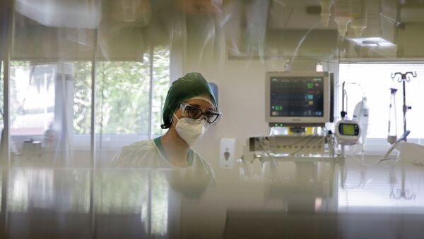 Медик наблюдает за пациентами в палате интенсивной терапии в больнице с коронавирусом  - Sputnik Казахстан