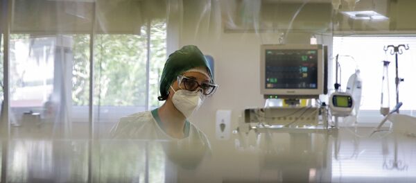 Медик наблюдает за пациентами в палате интенсивной терапии в больнице с коронавирусом  - Sputnik Казахстан