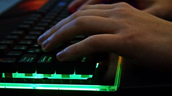 Рука на клавиатуре ноутбука, иллюстративное фото - Sputnik Казахстан