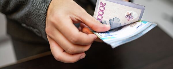 Человек считает деньги  - Sputnik Казахстан