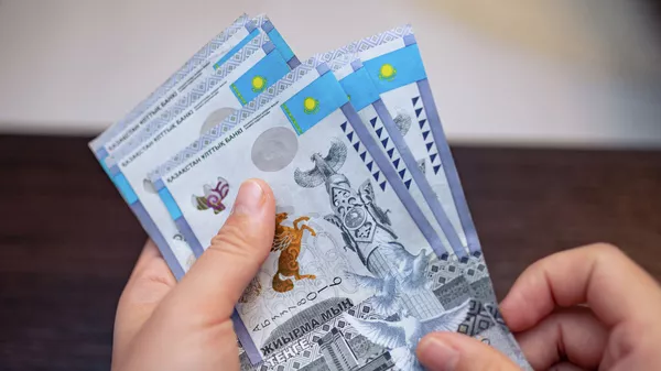 Деньги в руках - Sputnik Казахстан