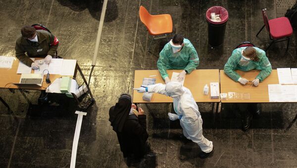 Сотрудники центра по экспресс-тестированию на коронавирус готовятся к началу работы  - Sputnik Қазақстан