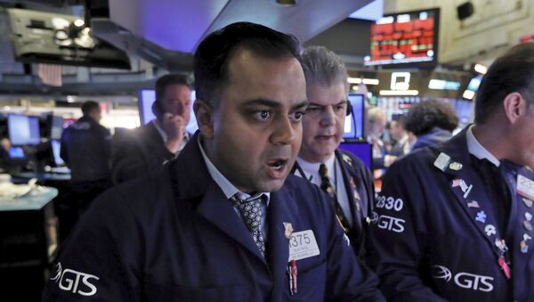 Специалист Нью-Йоркской фондовой биржи реагирует известие о падении рынков - Sputnik Қазақстан