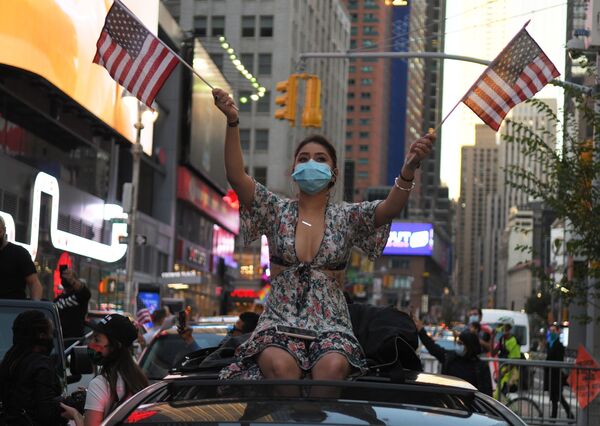 Девушка на одной из улиц в Нью-Йорке после новостей о победе на выборах президента США кандидата от Демократической партии Джозефа Байдена - Sputnik Казахстан