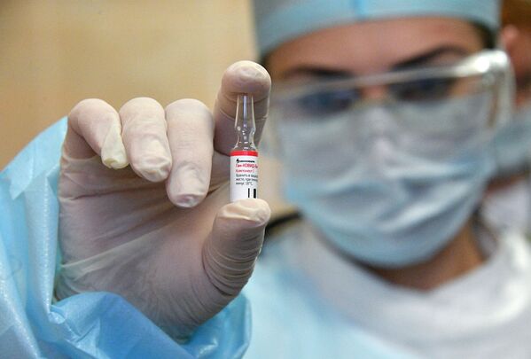 Медицинский работник минской поликлиники проводит вакцинацию добровольцев от COVID-19 российским препаратом Спутник V - Sputnik Казахстан