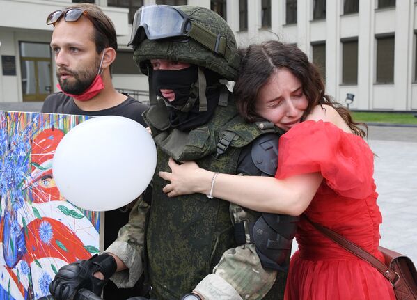Участники акции протеста и военнослужащий в Минске - Sputnik Казахстан
