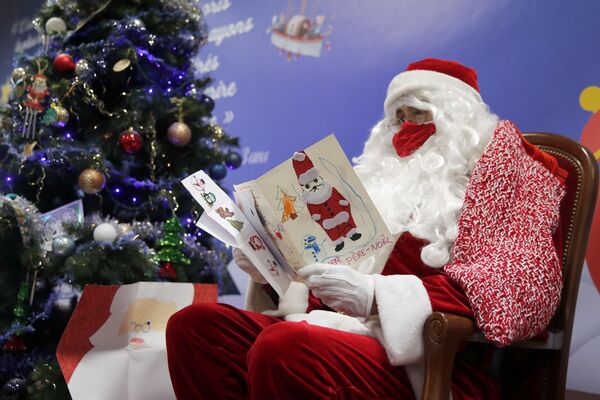 Работник почты читает адресованные Санта-Клаусу письма в Либурне, Франция - Sputnik Казахстан