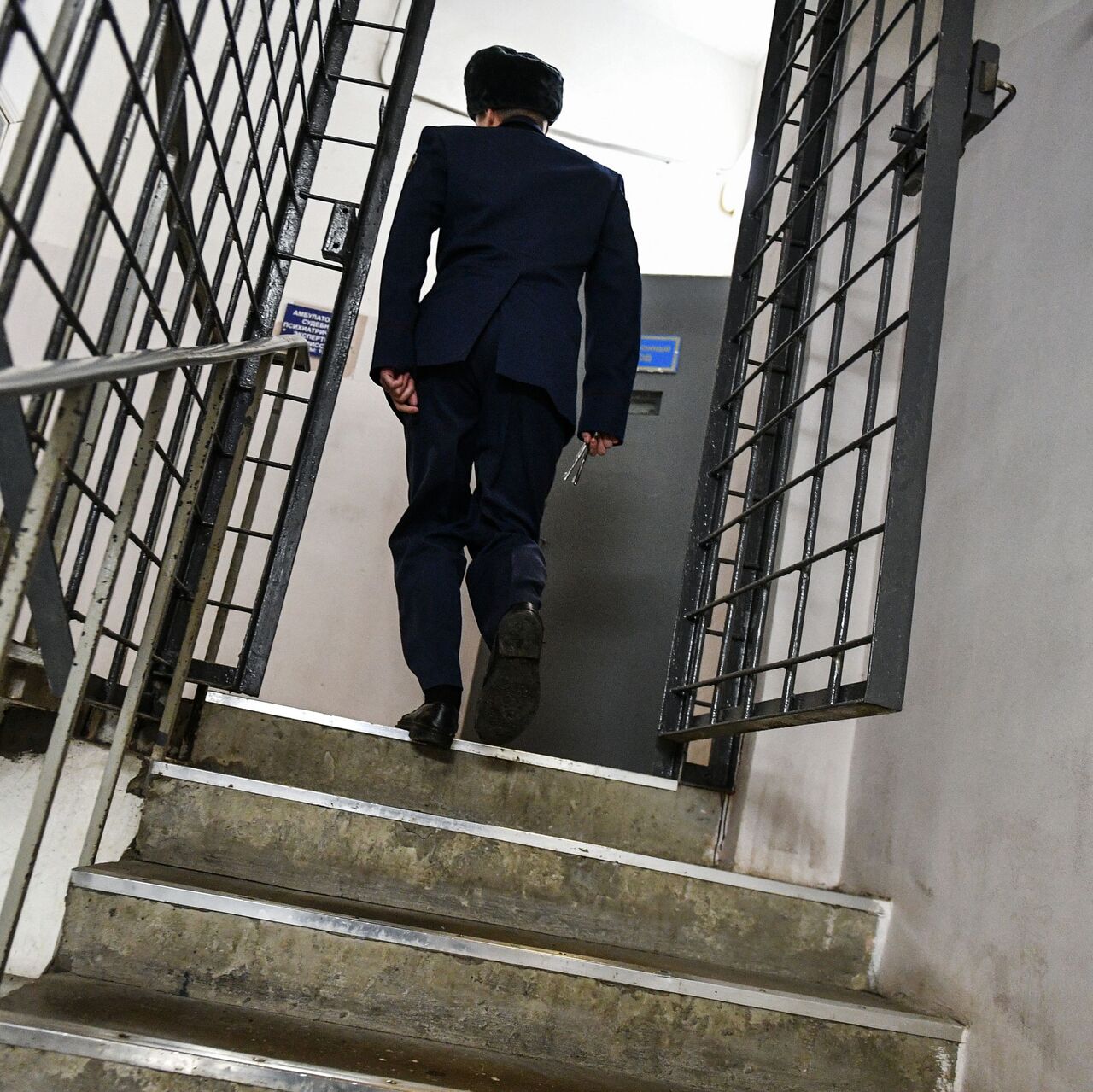 Қыздар еркектердің аузына сидит (порно)