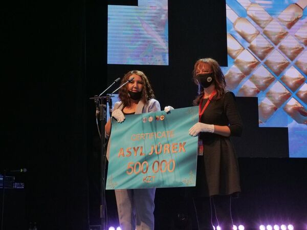 Волонтер отказалась от денежной премии в полмиллиона тенге в пользу коллеги Волонтер отказалась от денежной премии в полмиллиона тенге в пользу коллеги - Sputnik Казахстан