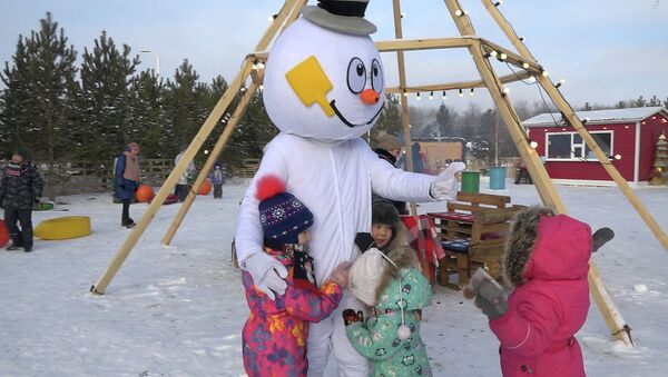 Сказочный зимний городок появился в центре Нур-Султана – видео  - Sputnik Казахстан