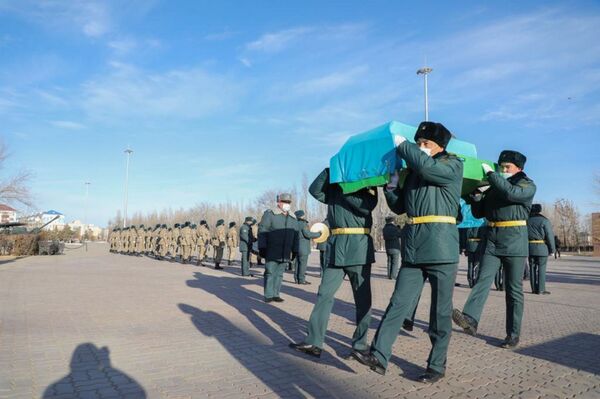 Останки казахстанского солдата возвращены на родину спустя 80 лет Останки казахстанского солдата возвращены на родину спустя 80 лет - Sputnik Казахстан