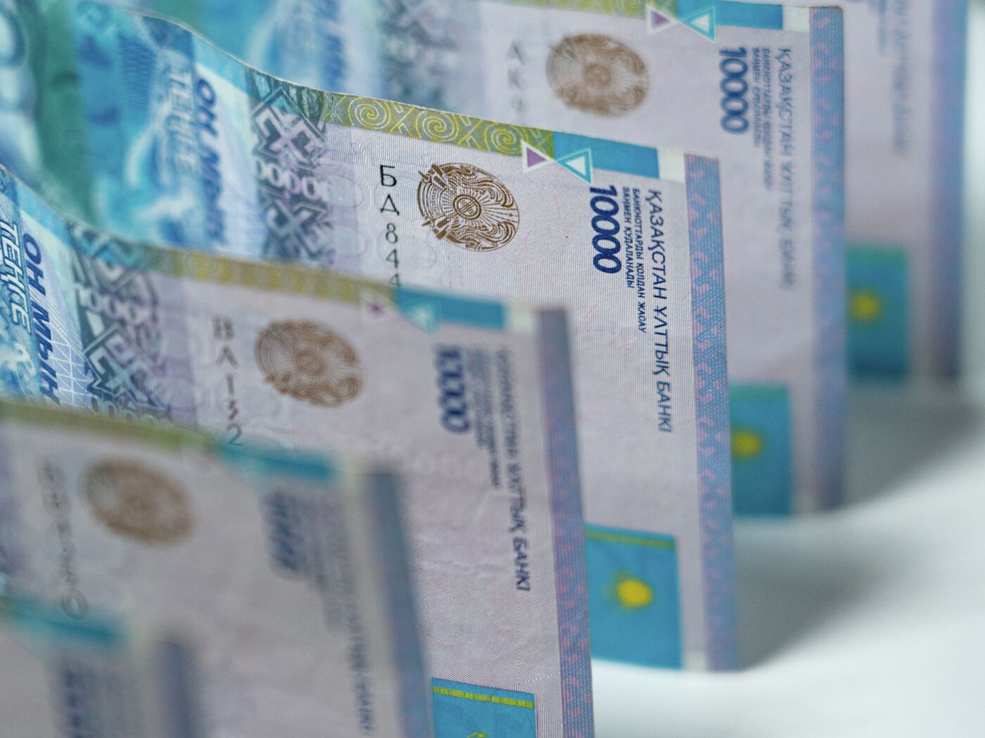 Жігіттер жұлқынады, қыздар видеоны көреді