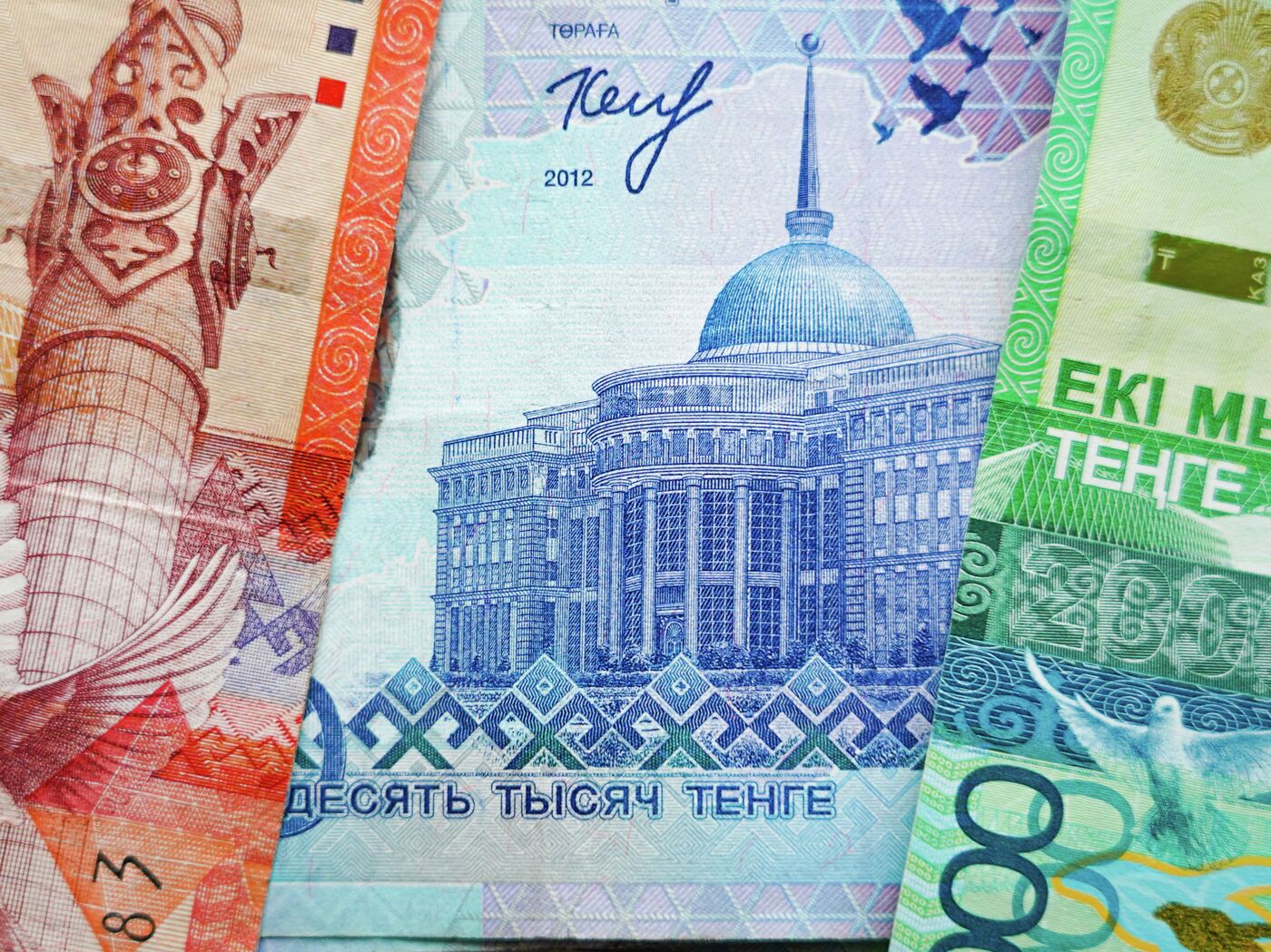 Әпкесі ағасының жыныс мүшесіне қарайды