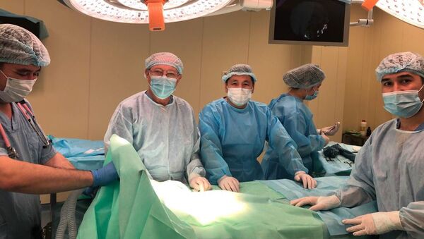Врачи, которые провели сложную операцию годовалой девочке в Нур-Султане - Sputnik Казахстан