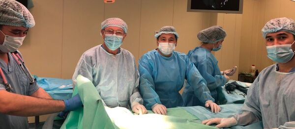 Врачи, которые провели сложную операцию годовалой девочке в Нур-Султане - Sputnik Казахстан