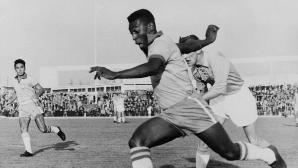 Бразильский форвард Пеле обходит защитника во время товарищеского матча между Мальмё и Бразилией 8 мая 1960 года - Sputnik Казахстан
