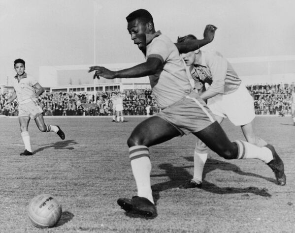 Бразильский форвард Пеле обходит защитника во время товарищеского матча между Мальмё и Бразилией 8 мая 1960 года - Sputnik Казахстан
