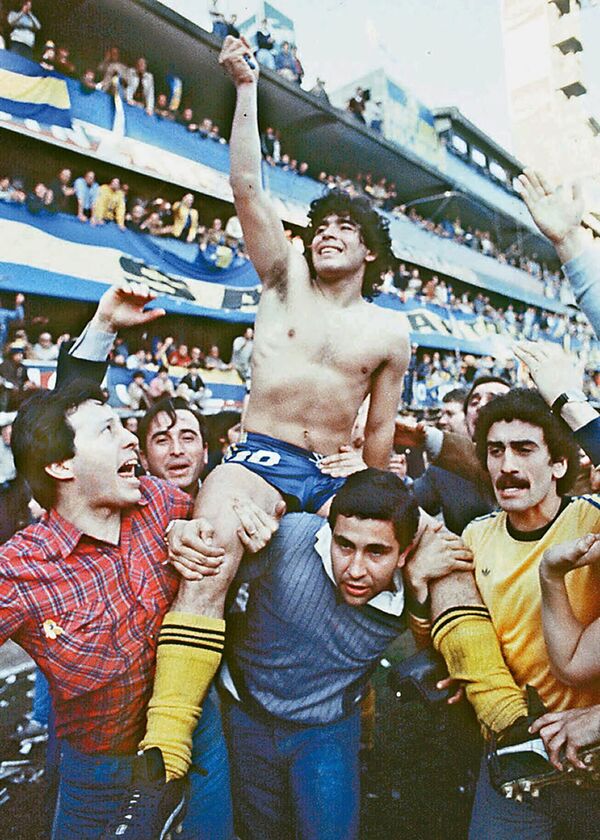 Болельщики несут Диегу Марадону после победы в 1981 году в местном чемпионате на стадионе Ла Бомбонера в Буэнос-Айресе - Sputnik Казахстан