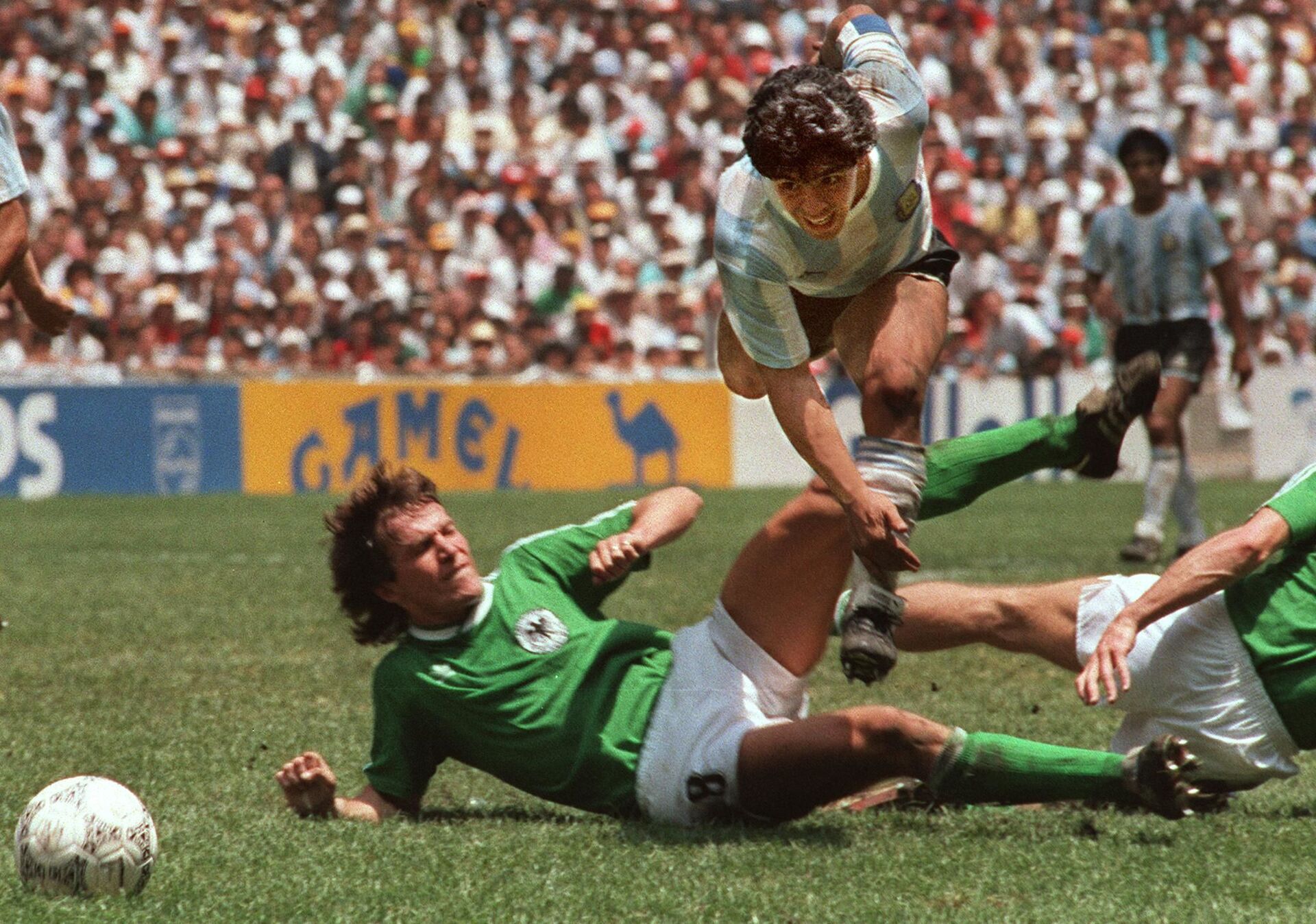 Диего Марадона уклоняется от подката Лотара Маттауса во время финала чемпионата мира по футболу 1986 года - Sputnik Казахстан, 1920, 29.10.2023
