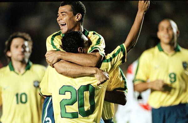 Кафу обнимает товарища по команде Денилсона, который забил первый гол в ворота Перу во время полуфинала Кубка Америки в 1997 году - Sputnik Казахстан
