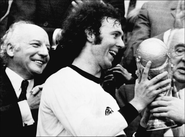 Капитан команды Германии Франц Беккенбауэр принимает кубок чемпионата мира по футболу 7 июля 1974 года  - Sputnik Казахстан