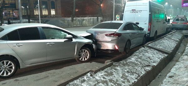 Иномарка протаранила 4 припаркованных автомобиля в Алматы - фото - Sputnik Казахстан