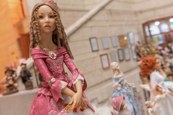 Кукла — это очень многогранная работа. Тут не только скульптура, но и работа швеи, парикмахера, обувщика - Sputnik Казахстан