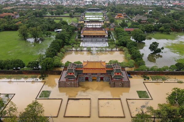 Императорский город Хюэ, затопленный паводками, вызванными сильными ливнями в центральном Вьетнаме - Sputnik Казахстан