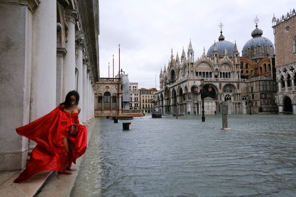 Женщина в развевающемся платье на затопленной площади Сан-Марко в Венеции, Италия - Sputnik Казахстан