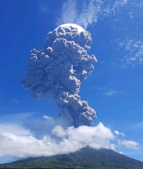 Извержение стратовулкана Левотоло в Индонезии  - Sputnik Казахстан