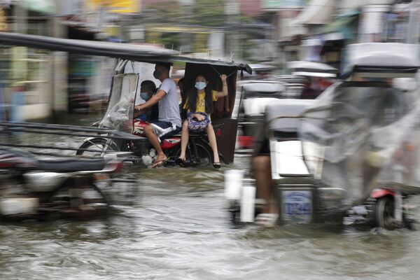 Затопленная в результате тайфуна Молаве дорога на Филиппинах  - Sputnik Казахстан
