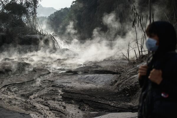 Последствия извержения вулкана Семеру на острове Ява, Индонезия - Sputnik Казахстан