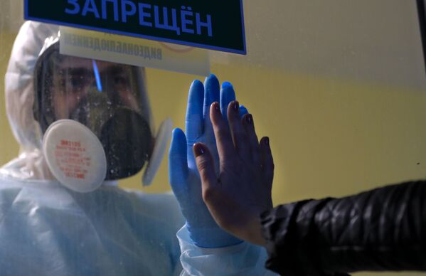 Медицинский работник в стационаре для больных COVID-19 в Тверской областной клинической больнице - Sputnik Казахстан