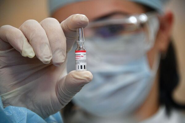Медицинский работник минской городской поликлиники № 28 проводит вакцинацию добровольцев от COVID-19 российским препаратом Спутник V - Sputnik Казахстан