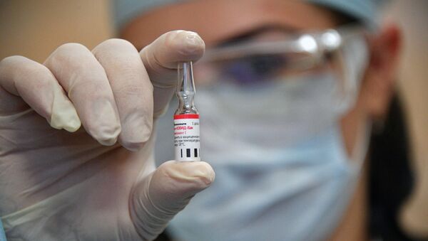 Медицинский работник минской городской поликлиники № 28 проводит вакцинацию добровольцев от COVID-19 российским препаратом Спутник V - Sputnik Казахстан