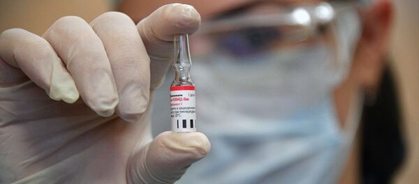 Медицинский работник минской городской поликлиники № 28 проводит вакцинацию добровольцев от COVID-19 российским препаратом Спутник V - Sputnik Казахстан