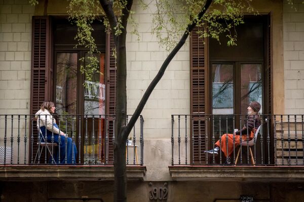 Женщины общаются между собой со своих балконов в Барселоне - Sputnik Казахстан