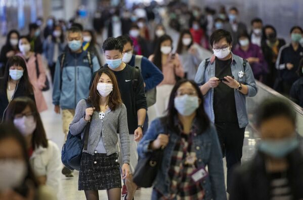 Гонконг қаласының маңындағы метро станциясында медициналық маска таққан адамдар. - Sputnik Қазақстан