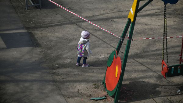 Ребенок на детской площадке во дворе на одной из улиц в Москве - Sputnik Казахстан