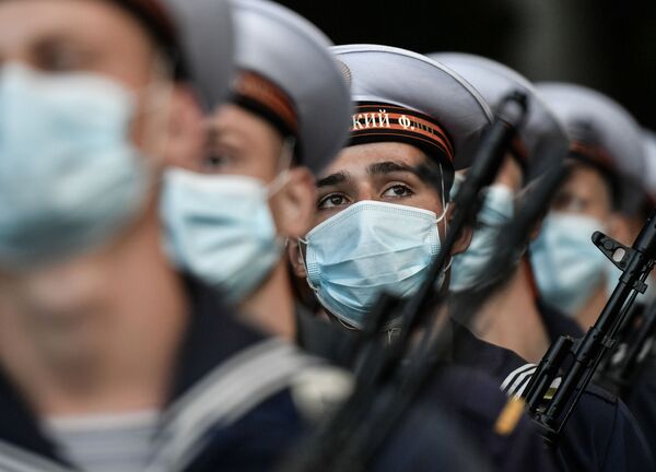 Военные в масках на Дне Победы в Севастополе  - Sputnik Казахстан