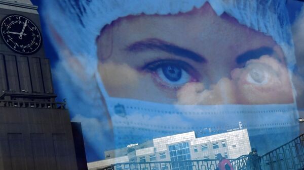 Городской пейзаж в постере, призывающем носить защитные маски, в центре Красноярска - Sputnik Казахстан