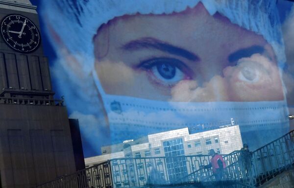 Городской пейзаж в постере, призывающем носить защитные маски, в центре Красноярска - Sputnik Казахстан