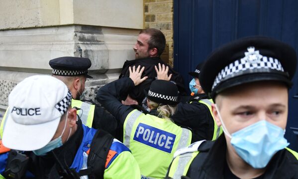 Сотрудники полиции задержали участника акции протеста против правительственных мер по борьбе с коронавирусом и вводимых властями ограничений на Трафальгарской площади в Лондоне - Sputnik Казахстан