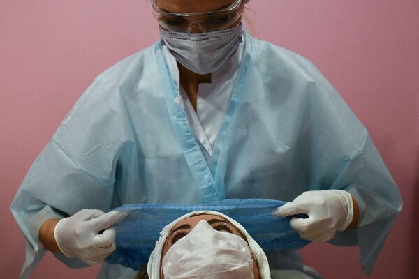 Девушка во время процедуры в салоне красоты - Sputnik Казахстан