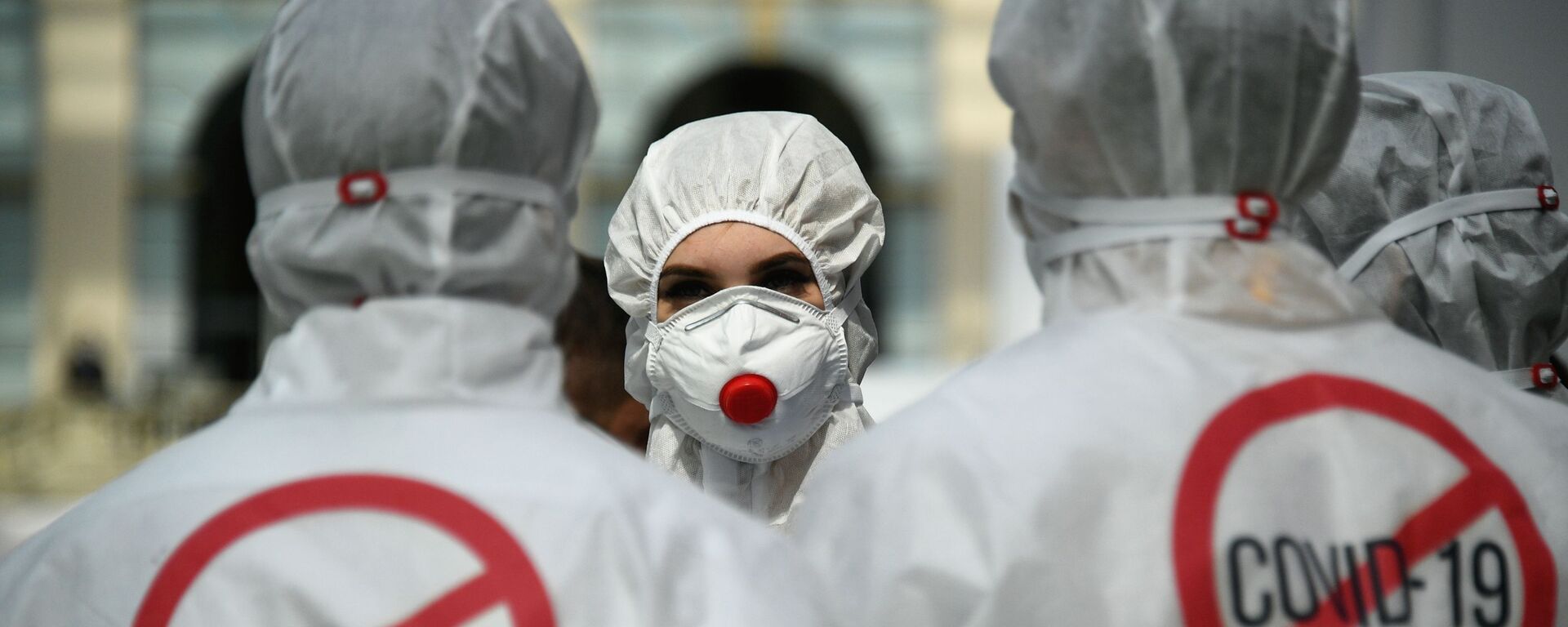 Участники выставки всероссийского форума Здоровье нации — основа процветания России  во время демонстрации защитных костюмов в Москве  - Sputnik Казахстан, 1920, 26.08.2024